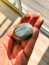 Load image into Gallery viewer, LABRADORITE PALMSTONE